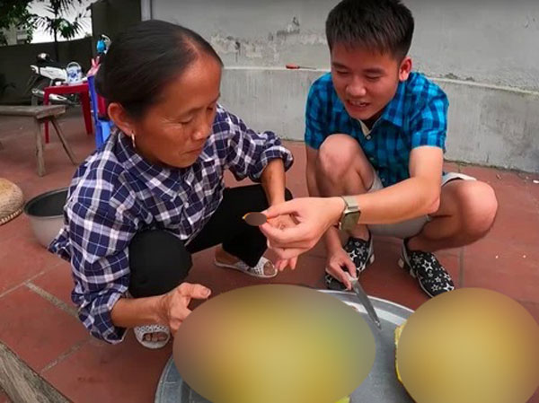 Hưng Vlog khoe cây mít ruột đỏ ở nhà, dân mạng cứ tưởng lại là trò trêu bà Tân nhưng sự thật bất ngờ thế này