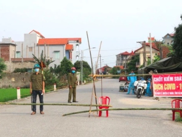 Bố đẻ nam thanh niên Hà Nam đi khám bệnh trước khi mắc COVID-19, vợ tập thể dục cùng nhiều người