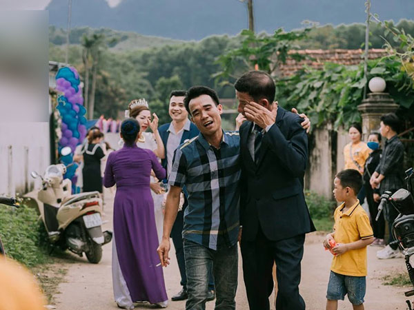 Bố tiễn con gái về nhà chồng, vừa quay lưng đã khóc nức nở: Con gái đúng là 'người tình kiếp trước của bố'