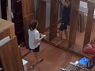 Thấy vợ đánh rơi tiền, người chồng 'lươn lẹo' đã có một hành động khiến dân tình cười đau ruột