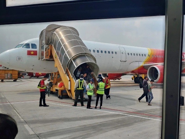 Bộ Y tế tiếp tục phát thông báo khẩn số 37 trong đêm: Tìm người trên chuyến bay VJ133 từ Hà Nội vào TP.HCM