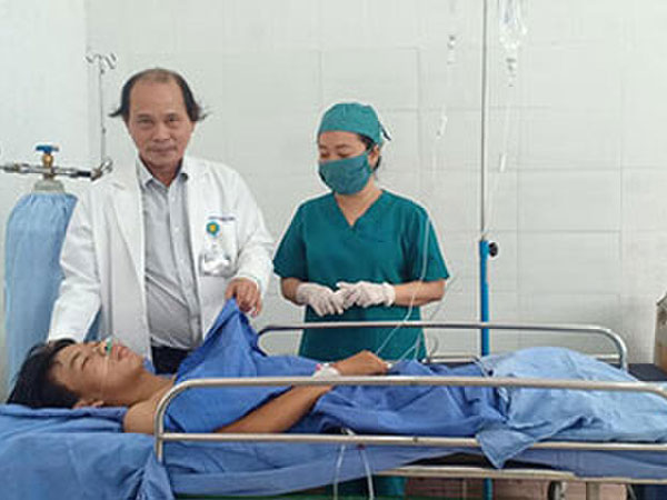 Xúc động chuyện thầy cô và bạn bè cứu nam sinh gặp nạn: 'Bác sĩ cứ mổ đi, tôi đảm bảo máu không thiếu'