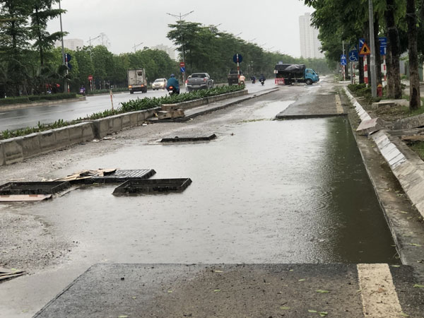 Đường nghìn tỷ ở Hà Nội vừa xong, mặt đường đã bị bóc lên gây lãng phí