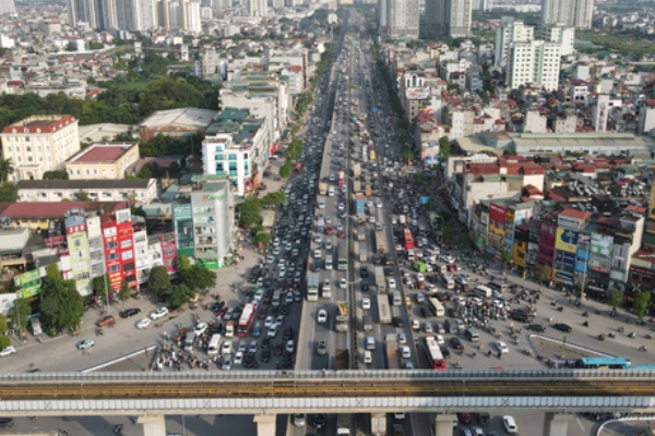 Ảnh: Hàng vạn người dân đổ về quê nghỉ lễ, bến xe đông nghịt người, cửa ngõ Hà Nội ùn tắc nhiều giờ