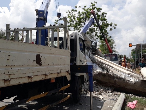 Tài xế lái xe tải sửa chữa điện kéo sập cổng chào tử vong trên đường cấp cứu