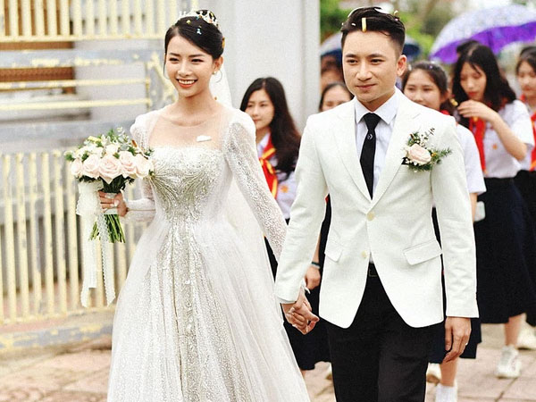 Bà xã Phan Mạnh Quỳnh tung tin nhắn có người hứa cho căn nhà 4 triệu đô nếu chịu làm một việc