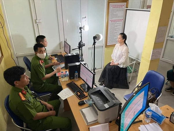 'Mẹ chồng' Lan Hương đi làm căn cước công dân, ngoại hình xinh đẹp, giản dị ngoài đời nhận được cơn mưa lời khen của dân mạng