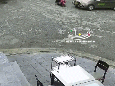 Video: Khoảnh khắc 2 nữ sinh bị xe taxi chèn qua người sau va chạm