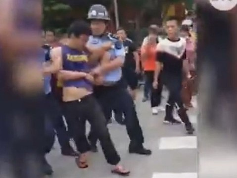 Lao vào đâm chém ở trường mẫu giáo, làm 14 trẻ nhập viện