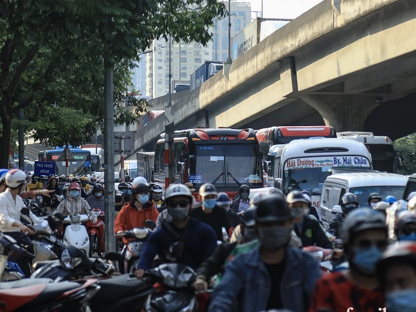 Ảnh: Người dân ùn ùn đổ về quê nghỉ lễ 30/4, khu vực cửa ngõ Hà Nội ùn tắc kinh hoàng