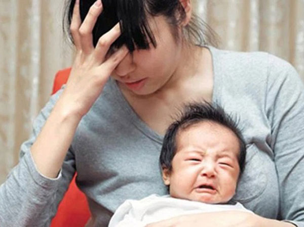 Nửa đêm chồng thấy vợ cầm dao định cắt tay và câu chuyện đằng sau khiến ai nấy cũng thương cảm