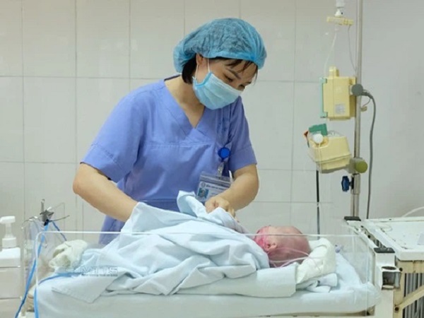Bé 7 ngày tuổi bị uốn ván rốn gây co giật do người bố sử dụng dao thái đồ ăn của gia đình cắt rốn