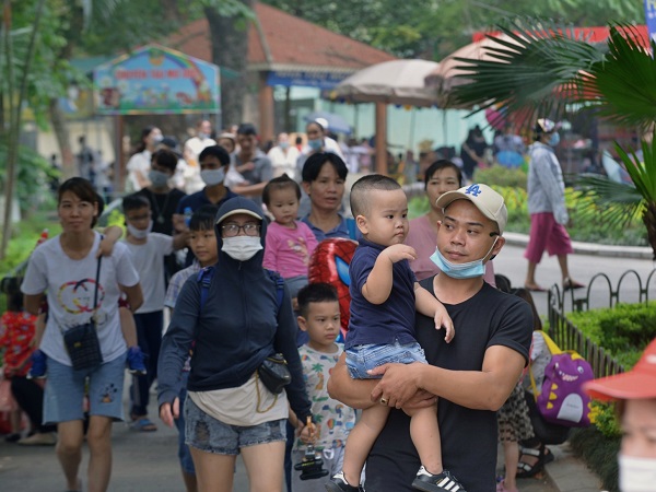 Hà Nội: Hàng nghìn người đổ về công viên Thủ Lệ vui chơi 30/4 dưới cái nắng chói chang, nhiều cha mẹ 'quên' đeo khẩu trang cho con