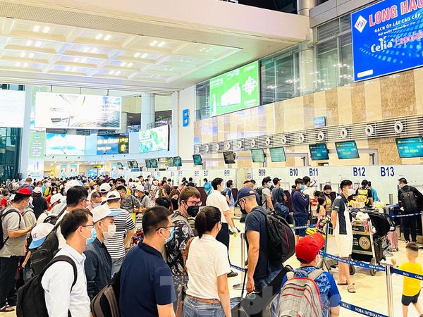 Phòng dịch COVID-19 ở sân bay Nội Bài ngày cao điểm
