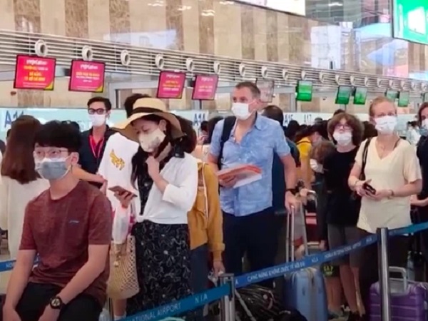 Clip: Người dân đổ xô đi du lịch, sân bay Nội Bài đông nghẹt người