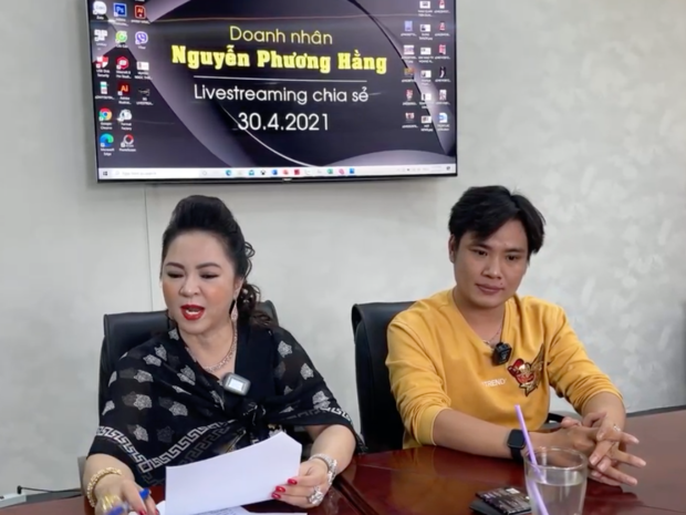 Không nghỉ lễ, vợ Dũng 'lò vôi' tiếp tục gọi tên nam ca sĩ 'xài đồ hiệu nhiều nhất Vbiz', bóc mẽ chuyện mua kim cương trả góp theo tháng: 'Sắm được một viên rồi đi hát, đi gào để có tiền trả!'