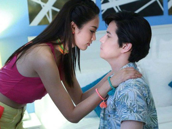 Xa nhà 5 tháng trở về, tôi đờ người nhìn rõ mặt người phụ nữ đứng dưới vòi hoa sen