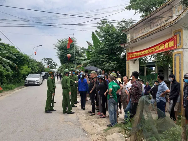Video ảnh: Hàng trăm cảnh sát bao vây căn nhà nghi phạm bắn chết 2 người cố thủ