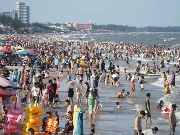 Bãi biển chật cứng người, Bà Rịa - Vũng Tàu hỏa tốc dừng nhiều dịch vụ