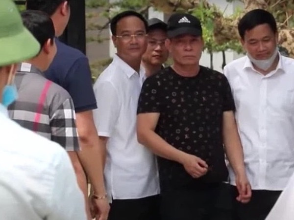 Đại tá công an kể lại nhiều giờ 'cân não' trong căn biệt thự, thuyết phục hung thủ buông súng trong vụ 2 người bị bắn chết