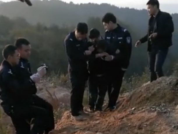 Thấy bố lau nhà với dáng vẻ kỳ lạ, 7 tháng sau sự thật kinh hoàng bại lộ, con gái chính tay ký giấy yêu cầu tòa tử hình bố