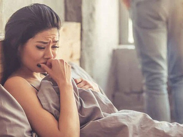 Chồng vô tư đàn đúm bạn bè mặc vợ trằn trọc với đứa con nhỏ đau ốm, đến khi đọc nội dung tờ giấy trên tay, anh ta suy sụp, xin xỏ nhưng đã muộn!