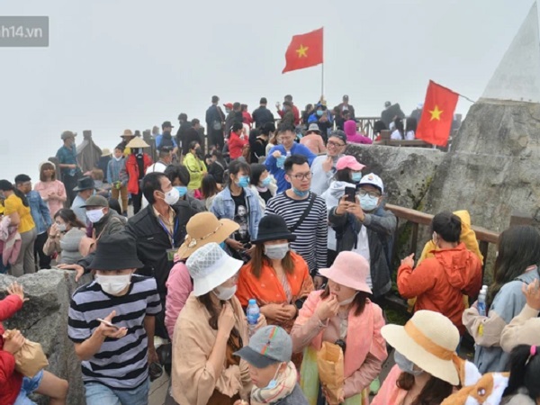Ảnh: Dòng người ùn ùn lên đỉnh Fansipan, nhiều du khách 'quên' đeo khẩu trang khi check-in dịp nghỉ lễ