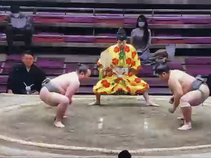 Đô vật Sumo đổ gục, nằm im bất động sau khi húc đầu với đối thủ