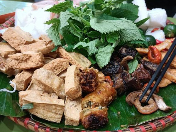 Đi ăn bún đậu, vợ than với chủ quán miếng nem rán hỏng ai ngờ bị chồng chửi sấp mặt