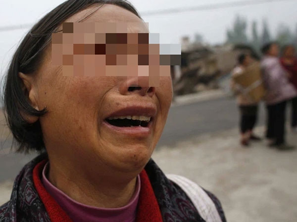 Con gái lấy chồng xa 2 năm chỉ gửi về hũ cải chua, mẹ chần chừ mãi không dám ăn để rồi khi mở ra thì khóc ngất vì hối hận