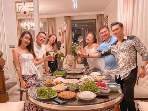 Quỳnh Nga đăng ảnh hội ngộ nhóm bạn thân tại nhà Vân Hugo, cao hứng tiết lộ luôn tên của chồng bạn