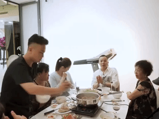 Cha mẹ Vũ Khắc Tiệp kêu con trai gọi phụ huynh Ngọc Trinh hai tiếng 'cha mẹ'