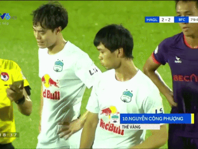 VIDEO: Công Phượng mất bình tĩnh, ném chai nước phản ứng trọng tài khi nhận thẻ vàng