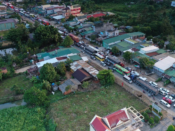 Flycam: Sợ kẹt xe từ sáng đến chiều, du khách ùn ùn rời Đà Lạt sớm, đèo Bảo Lộc lại tắc cứng không lối thoát