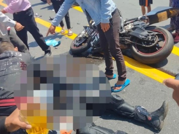 Clip: 'Siêu' mô tô BMW phóng tốc độ kinh hoàng đâm thẳng vào đầu xe khách, 2 người ngồi trên văng lên không trung trước khi tiếp đất