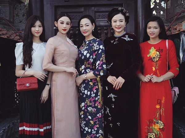 Gia tộc vừa giàu vừa xinh của Huyền Baby cùng khoe sắc trong một tấm hình, dân tình than khó phân biệt được ai là mẹ, ai là con