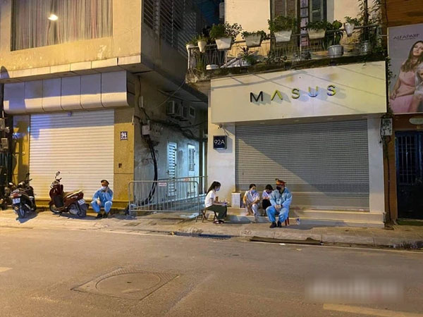 Hà Nội phong tỏa con ngõ trên phố Bùi Thị Xuân sau ca dương tính SARS-CoV-2 mới nhất, người dân mặc áo mưa kín mít ra nhận đồ tiếp tế
