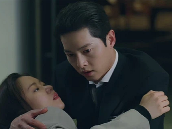 Song Joong Ki được 'người yêu' đỡ cho phát súng, fan la ó vì quá giống cảnh Son Ye Jin đỡ đạn thay Hyun Bin trong Hạ cánh nơi anh