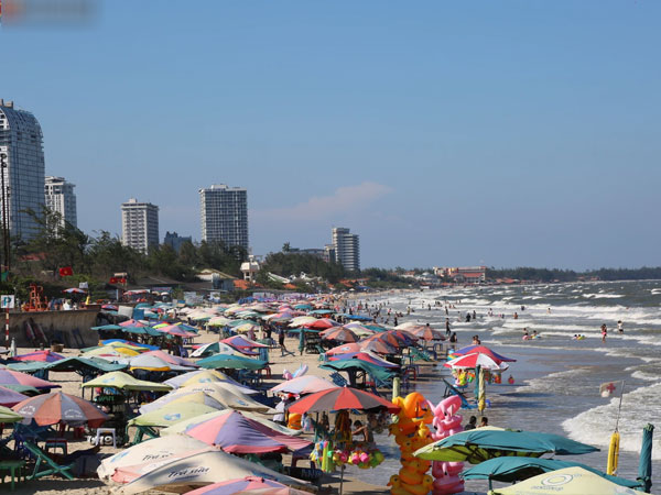 Vũng Tàu chiều 2/5: Du khách đeo cả khẩu trang tắm biển; đường lên ngọn Hải Đăng chật kín xe máy