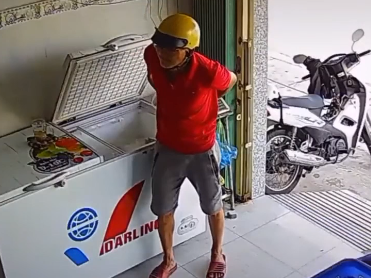 Vì một phút nảy sinh lòng tham, người đàn ông phải nếm trải giây phút xấu hổ khi lôi túi đồ từ trong quần ra