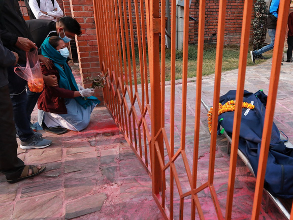 Lời kể của nữ phóng viên giữa 'bão' Covid-19 rung chuyển Nepal: 'Thảm họa đang bày ra trước mắt tôi, suy sụp hoàn toàn nhưng vẫn phải gắng gượng'