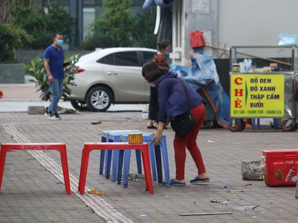 Hà Nội: Người dân tất bật đóng cửa, dọn dẹp hàng trà đá, quán ăn ven đường để phòng chống dịch Covid-19