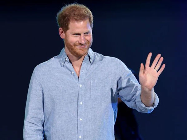 Harry xuất hiện công khai sau khi về Mỹ trong sự kiện quy tụ toàn sao, còn Meghan bị bóc trần lý do đòi chuyển nhà tận 2 lần khi ở Hoàng gia