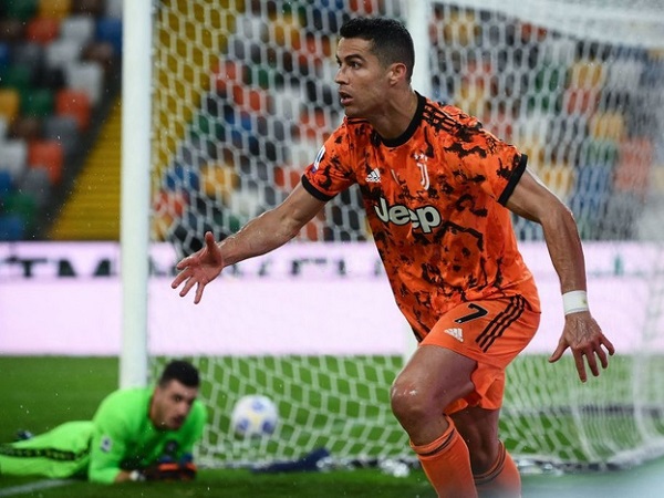 Ronaldo lập cú đúp trong 7 phút, Juventus lội ngược dòng để trở lại top 4