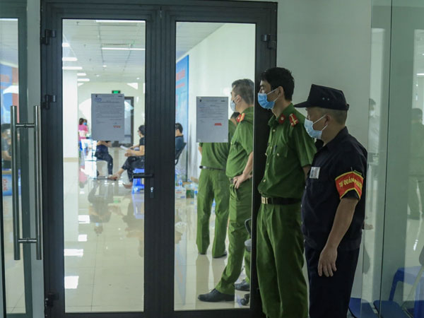 Ảnh: Lực lượng chức năng làm việc với 46 người Trung Quốc nhập cảnh trái phép, thuê chung cư ở phường Cầu Diễn