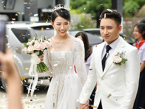Phan Mạnh Quỳnh và vợ hot girl tạm hoãn đám cưới ở TP.HCM, lý do hé lộ được cả dàn sao Vbiz ủng hộ