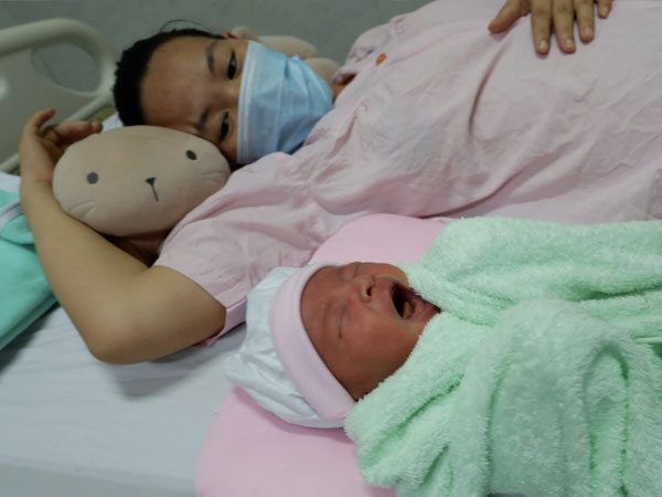 Cứu sản phụ 33 tuổi sa dây rốn, dọa vỡ tử cung, vào viện đã lòi 2 bàn chân thai nhi ra ngoài