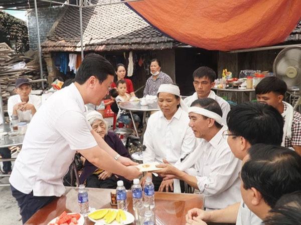 Chủ tịch UBND tỉnh Nghệ An thăm hỏi, động viên gia đình sinh viên quên mình cứu bạn