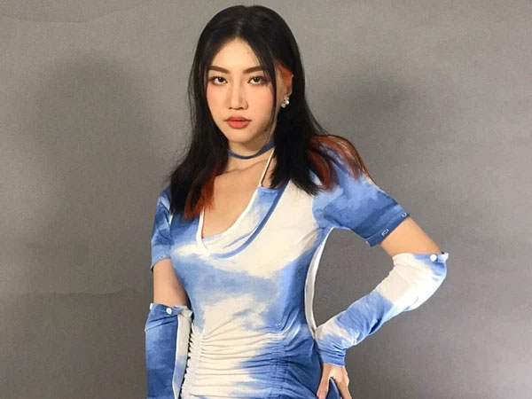 Nữ ca sĩ Vbiz đang nổi như cồn công khai tin nhắn bị đạo diễn 'gạ tình' và cách xử lý khiến đối phương ngã ngửa