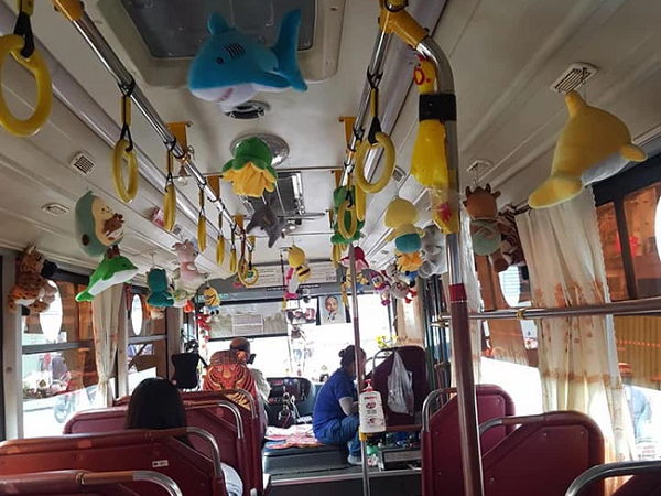 Dân mạng phát cuồng với chuyến xe buýt treo đầy thú bông vì lý do bác tài đam mê gắp thú